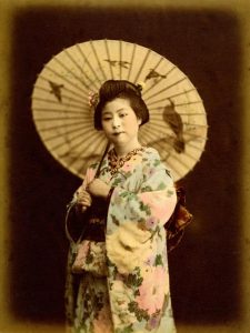 phụ nữ Nhật Bản cùng với chiếc dù giấy wasaga
