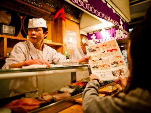 enjoy-some-of-the-freshest-sushi-in-the-world-at-the-tsukiji-fish-market-1478232202154