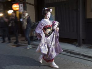 geisha-hunting-is-one-of-kyoto-tourists-favourite-past-times-there-are-less-than-1000-of-these-enigmatic-female-entertainers-left-in-the-whole-of-japan-making-a-sighting-a-real-privilege-1478