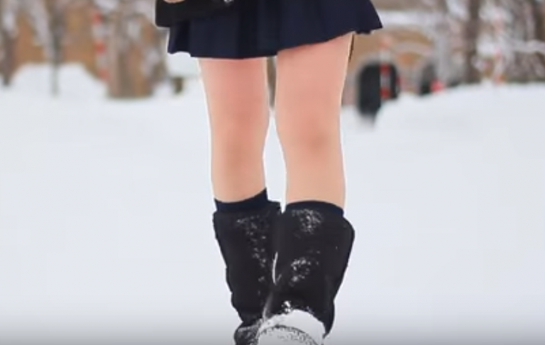 10 cách phối đồ mùa đông với chân váy ngắn đẹp, ấn tượng