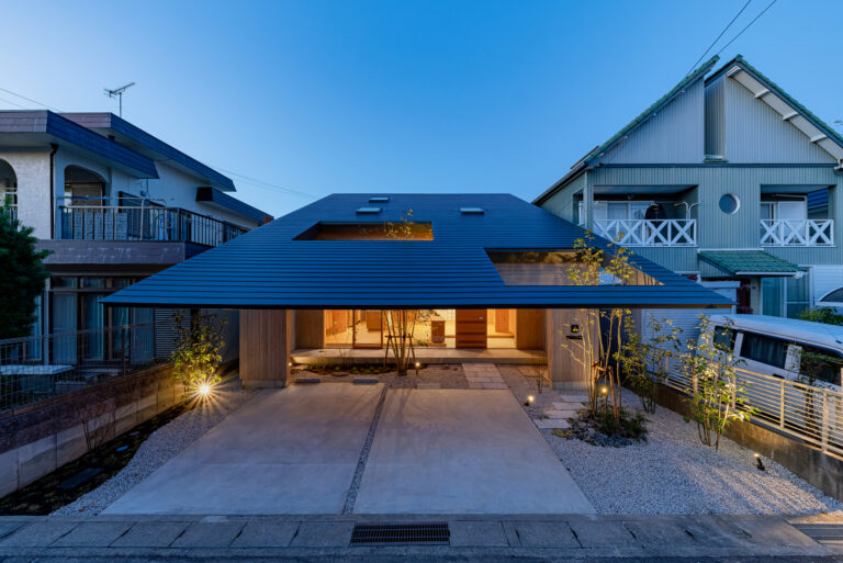 Ngôi nhà Nhật Bản có mái “siêu bao phủ”, che được cả một khu vườn