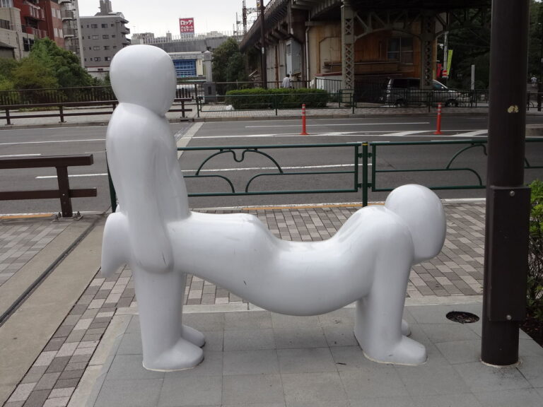 Ý nghĩa mang tính nghệ thuật đằng sau băng ghế dễ gây “đỏ mặt” tại Nhật Bản