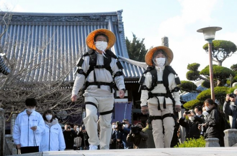 Hãng All Nippon Airways hợp tác với Giáo sư người Nhật nghiên cứu trang phục Robot cho người cao tuổi đi hành hương