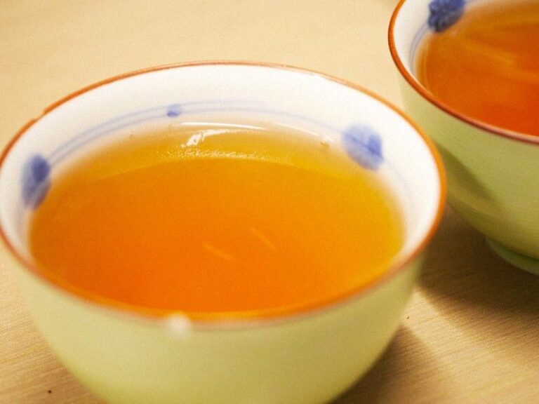 Sinh viên Đại học Kyoto nghiên cứu loại trà “bền vững” từ phân của sâu bướm ăn lá cây