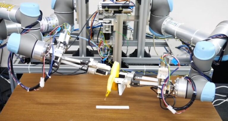Robot Nhật Bản có thể bóc chuối mà không làm nát quả chuối