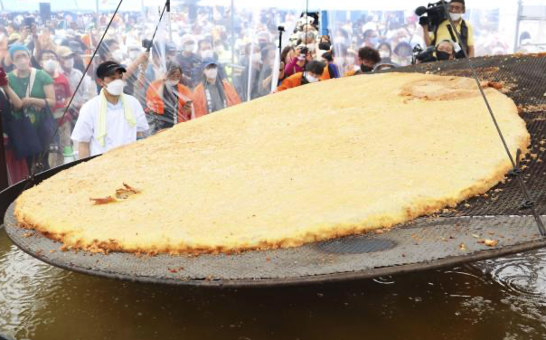 Thị trấn ở Hokkaido lập kỷ lục Guinness khi tạo ra chiếc bánh Croquette lớn nhất thế giới
