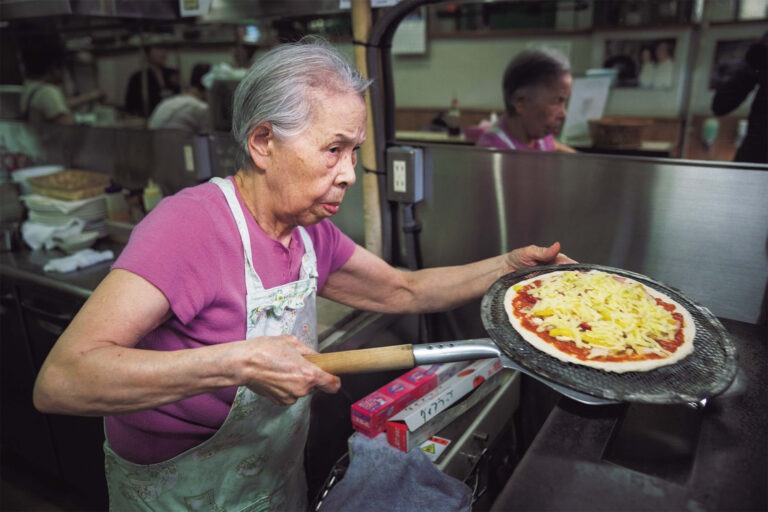 Trong lòng xã hội già hoá của Toyosu, một cụ già 97 tuổi vẫn đang nướng những chiếc Pizza siêu phẩm