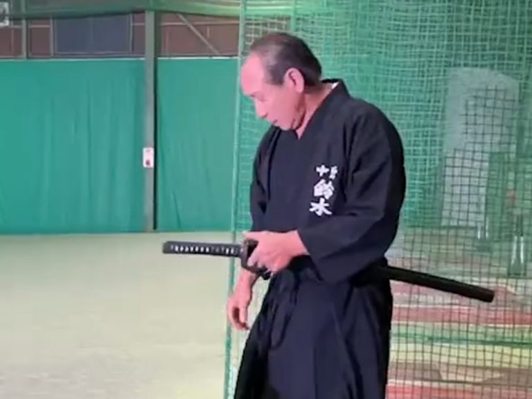 Sốc với Video “Samurai thời hiện đại” dùng Katana chém quả bóng chày bay với vận tốc 160km/h trong chớp mắt