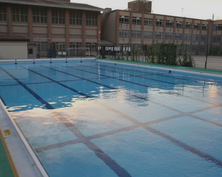 Câu chuyện về nỗ lực “10 năm đuổi theo sự thật” của phụ huynh bé gái chết đuối trong hồ bơi trường tiểu học Nhật Bản